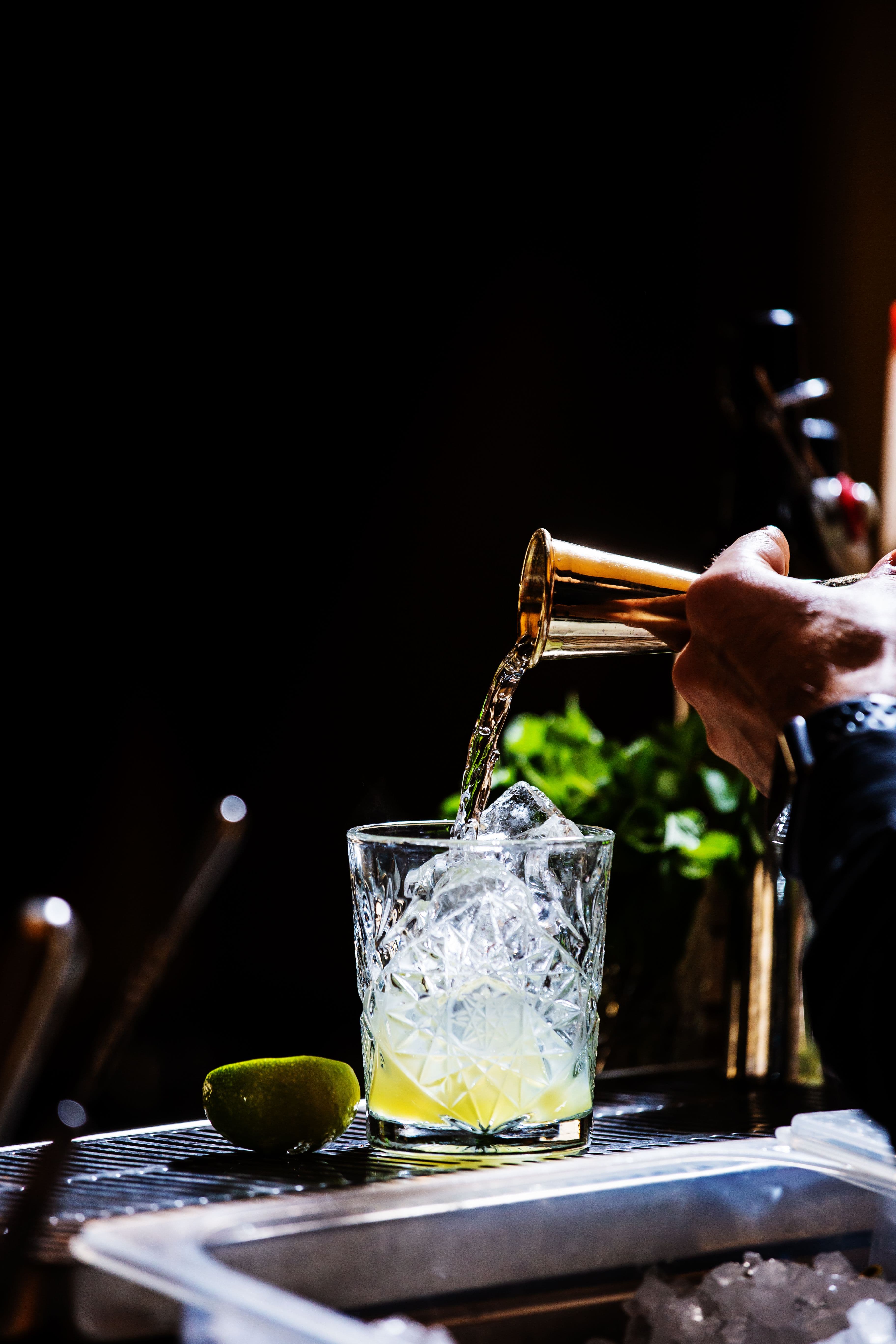 Detalhe da coquetelaria ShakeUp Bartenders 4
